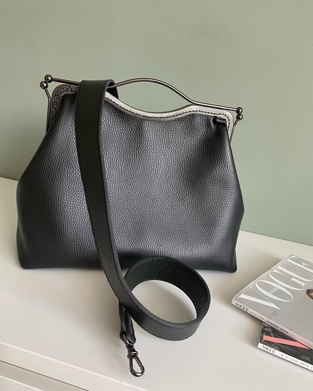 Lost in Vintage Larger Natural – обзор и цена Top Handle Patent Bag